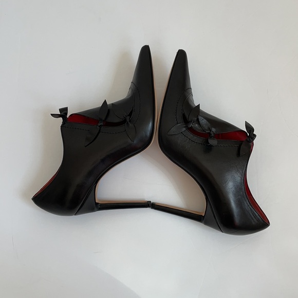 Manolo Blahnik black leather pointed toe booties. Sz.8 - Picture 2 of 7